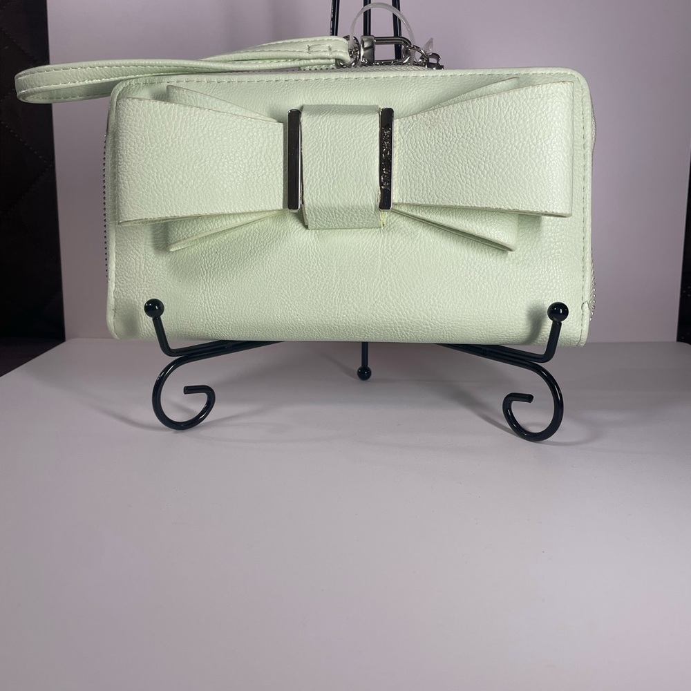 Elegant Mint Green Bow Clutch